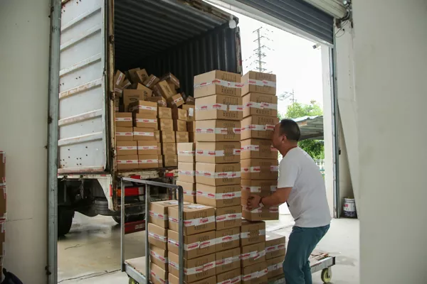 หมวกกันน็อคมอเตอร์ไซค์แบบโมดูลาร์ 5,000 ชิ้นบรรจุและจัดส่งอย่างเต็มที่เพื่อรองรับการเตรียมสต็อกของผู้ค้าส่งในต่างประเทศ
