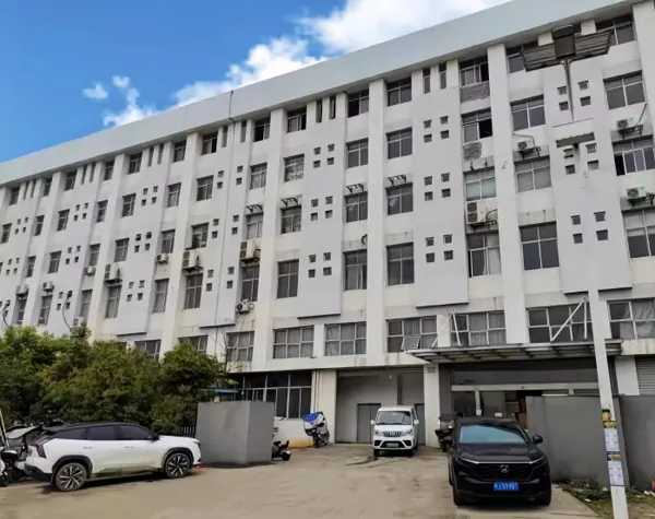 ภายในโรงงานของเรา: ดูวิธีการผลิตหมวกกันน็อคแต่ละชิ้นทีละขั้นตอน